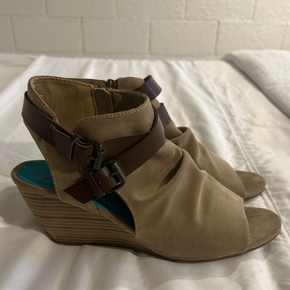 Blowfish women’s size 9 brown wedge sandals.
